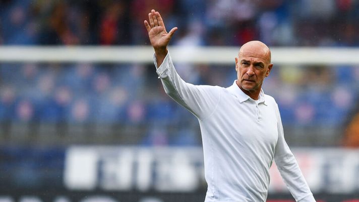 GENOA, ITALY - SEPTEMBER 18: Davide Ballardini head coach of Genoa cheers the crowd before the Serie A match between Genoa CFC and AFC Fiorentina at Stadio Luigi Ferraris on September 18, 2021 in Genoa, Italy. (Photo by Getty Images) Ballardini: “Bianchi per Destro, la motivazione. Cambiaso si trova bene così” - immagine 1