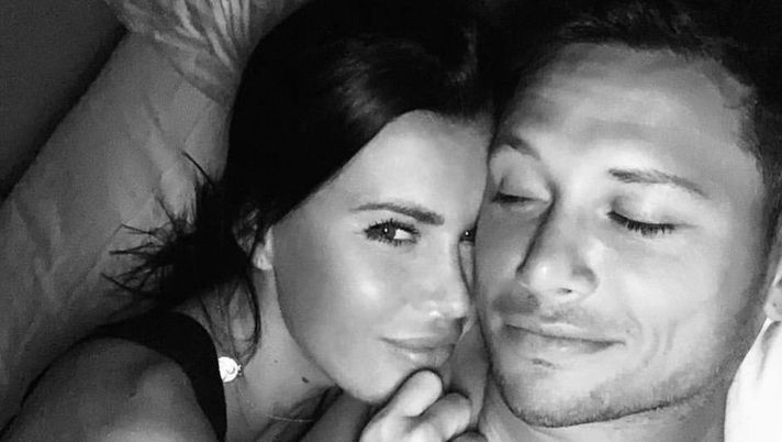 Zarate innamorato come il primo giorno: “Non mi stanco mai di guardarti e di dirti…” Zarate innamorato come il primo giorno: “Non mi stanco mai di guardarti e di dirti…”