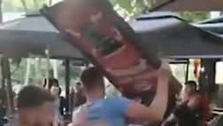 VIDEO – Scontri a Tirana: vola di tutto, un uomo rimane steso
