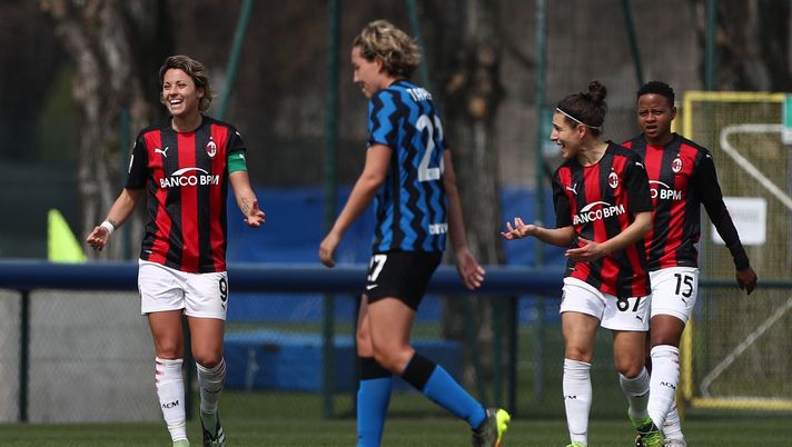 MILAN, ITALY - MARCH 28: Valentina Giacinti (L) of AC Milan celebrates her goal during the Women Serie A match between FC Internazionale and AC Milan at Suning Youth Development Centre in memory of Giacinto Facchetti on March 28, 2021 in Milan, Italy. (Photo by Marco Luzzani/Getty Images) 