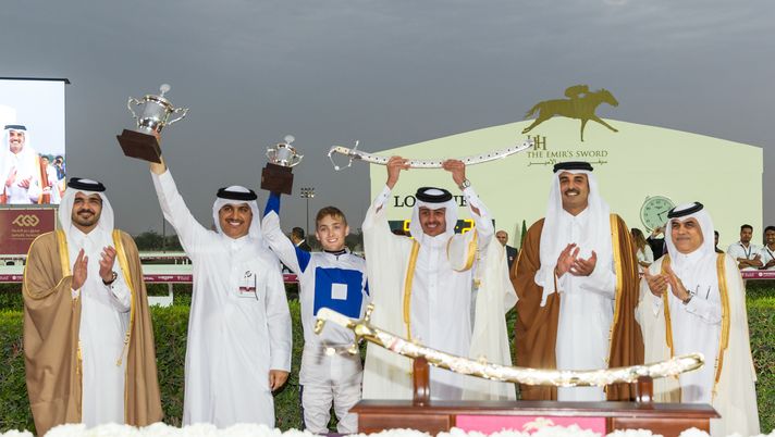 DOHA, QATAR - FEBRUARY 24: Presentation for Easter De Faust and Harry Bentley winning the 1850m H.H.The Emir's Silver Sword race, (Second from left, Trainer Jassim Mohammed Ghazali Jahromi, Jockey Harry Bentley and second from right, HH Sheikh Tamim Bin Hamad Al Thani, Emir of Qatar) at Al Rayyan Racecourse on February 24, 2018 in Doha, Qatar. (Photo by Neville Hopwood/Getty Images) Verso il derby degli sceicchi: Jassim Al Thani pronto ad aumentare l’offerta per il Manchester United - immagine 1