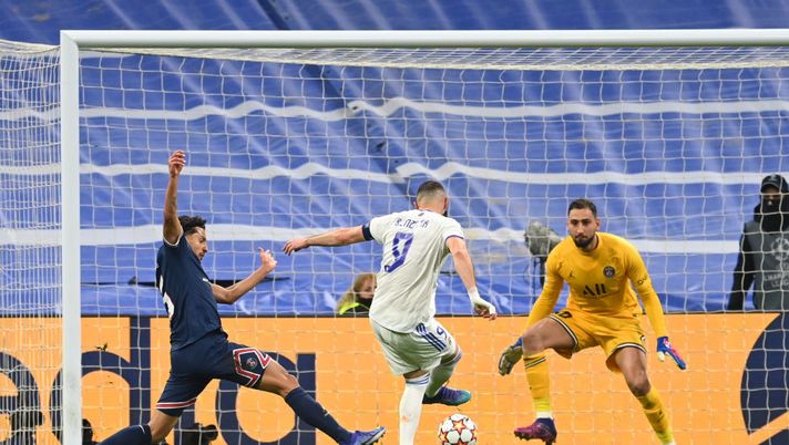 MADRID, SPAIN - MARCH 09: Karim Benzema of Real Madrid scores their team's first goal past Marquinhosn (L) and Gianluigi Donnarumma of Paris Saint-Germain during the UEFA Champions League Round Of Sixteen Leg Two match between Real Madrid and Paris Saint-Germain at Estadio Santiago Bernabeu on March 09, 2022 in Madrid, Spain. (Photo by David Ramos/Getty Images) MADRID, SPAIN - MARCH 09: Karim Benzema of Real Madrid scores their team's first goal past Marquinhosn (L) and Gianluigi Donnarumma of Paris Saint-Germain during the UEFA Champions League Round Of Sixteen Leg Two match between Real Madrid and Paris Saint-Germain at Estadio Santiago Bernabeu on March 09, 2022 in Madrid, Spain. (Photo by David Ramos/Getty Images)
