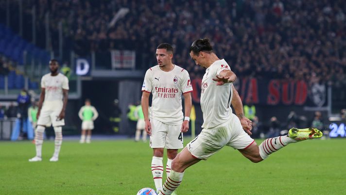 ROME, ITALY - OCTOBER 31: Zlatan Ibrahimovic of AC Milan scores their side's first goal from a free kick during the Serie A match between AS Roma and AC Milan at Stadio Olimpico on October 31, 2021 in Rome, Italy. (Photo by Paolo Bruno/Getty Images) Incocciati: “Se nel derby Ibra sarà lo stesso di Roma, per l’Inter sarà dura…” - immagine 1