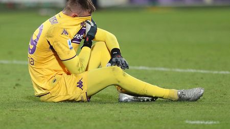 FLORENCE, ITALY - OCTOBER 03: Bartlomiej Dragoski of ACF Fiorentina is injured during the match during the Serie A match between ACF Fiorentina v SSC Napoli at Stadio Artemio Franchi on October 3, 2021 in Florence, Italy. (Photo by Gabriele Maltinti/Getty Images) FLORENCE, ITALY - OCTOBER 03: Bartlomiej Dragoski of ACF Fiorentina is injured during the match during the Serie A match between ACF Fiorentina v SSC Napoli at Stadio Artemio Franchi on October 3, 2021 in Florence, Italy. (Photo by Gabriele Maltinti/Getty Images)