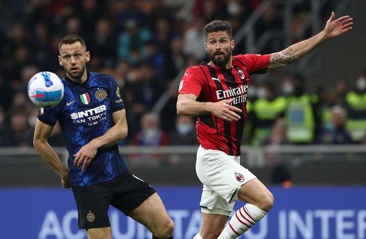 Stefan de Vrij e Olivier Giroud in occasione del derby Inter-Milan 1-2 (Serie A 2021-2022) | AC Milan News (Getty Images) de Vrij Giroud derby Inter-Milan 1-2 Serie A 2021-2022
