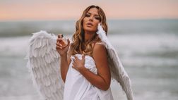 Tamara Gorro in versione sexy angel: ali bianche e solo un lenzuolo a coprirla