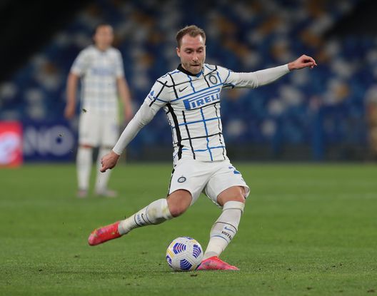 NAPLES, ITALY - APRIL 18: Christian Eriksen of FC Internazionale in action during the Serie A match between SSC Napoli and FC Internazionale at Stadio Diego Armando Maradona on April 18, 2021 in Naples, Italy. Sporting stadiums around Italy remain under strict restrictions due to the Coronavirus Pandemic as Government social distancing laws prohibit fans inside venues resulting in games being played behind closed doors. (Photo by Emilio Andreoli - Inter/Inter via Getty Images) Eriksen: “Sto meglio di prima e non correrò alcun rischio, con il defibrillatore sono al sicuro”- immagine 2