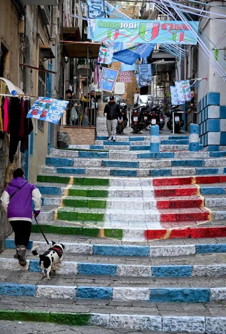 FOTO Napoli si tinge d’azzurro: striscioni, addobbi e bimbi sorridenti - immagine 9