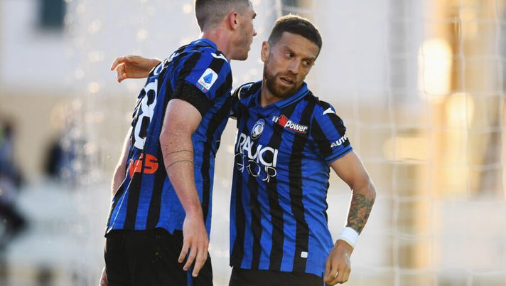 BERGAMO, ITALY - JUNE 21: Robin Gosens and Alejandro Gomez of Atalanta celebrates after scoring the third goal during the Serie A match between Atalanta BC and US Sassuolo at Gewiss Stadium on June 21, 2020 in Bergamo, Italy. (Photo by Claudio Villa/Getty Images) Sky: “Atalanta, Gomez e non solo: via Piccini e Depaoli! E occhio a Malinovskyi” - immagine 1