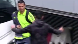 VIDEO / Tifoso elude la sicurezza e si getta nelle braccia di CR7 che… ricambia