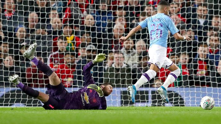 MANCHESTER, ENGLAND - JANUARY 07: Riyad Mahrez of Manchester City takes the ball around David De Gea of Manchester United and scores his sides second goal during the Carabao Cup Semi Final match between Manchester United and Manchester City at Old Trafford on January 07, 2020 in Manchester, England. (Photo by Michael Steele/Getty Images) MANCHESTER, ENGLAND - JANUARY 07: Riyad Mahrez of Manchester City takes the ball around David De Gea of Manchester United and scores his sides second goal during the Carabao Cup Semi Final match between Manchester United and Manchester City at Old Trafford on January 07, 2020 in Manchester, England. (Photo by Michael Steele/Getty Images)