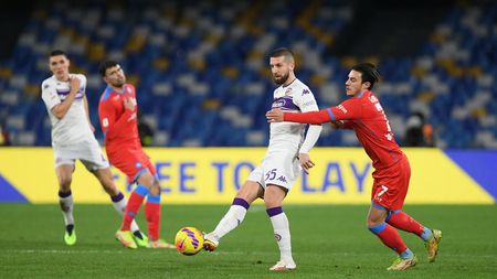 NAPLES, ITALY - JANUARY 13: Matija Nastasic of ACF Fiorentina and Eljif Elmas of SSC Napoli battle for the ball during the Coppa Italia match between SSC Napoli and ACF Fiorentina at Stadio Diego Armando Maradona on January 13, 2022 in Naples, Italy. (Photo by Francesco Pecoraro/Getty Images) NAPLES, ITALY - JANUARY 13: Matija Nastasic of ACF Fiorentina and Eljif Elmas of SSC Napoli battle for the ball during the Coppa Italia match between SSC Napoli and ACF Fiorentina at Stadio Diego Armando Maradona on January 13, 2022 in Naples, Italy. (Photo by Francesco Pecoraro/Getty Images)