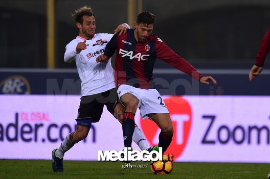 BOLOGNA, ITALY - NOVEMBER 20:  Luca Rizzo (R), of Bologna, is challenged by Alessandro Diamanti (L), of Palermo,  during the Serie A match between Bologna FC and US Citta di Palermo at Stadio Renato Dall'Ara on November 20, 2016 in Bologna, Italy.  (Photo by Tullio M. Puglia/Getty Images) 