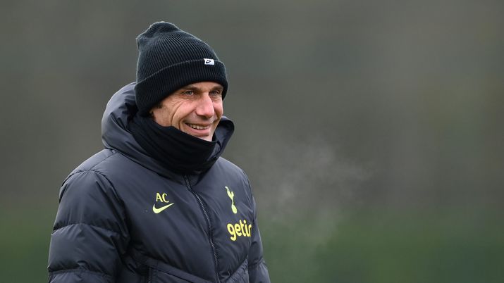 ENFIELD, ENGLAND - MARCH 07: Antonio Conte, Manager of Tottenham Hotspur, smiles during a Tottenham Hotspur training session ahead of their UEFA Champions League round of 16 match against AC Milan at Tottenham Hotspur Training Centre on March 07, 2023 in Enfield, England. (Photo by Alex Davidson/Getty Images) conte napoli