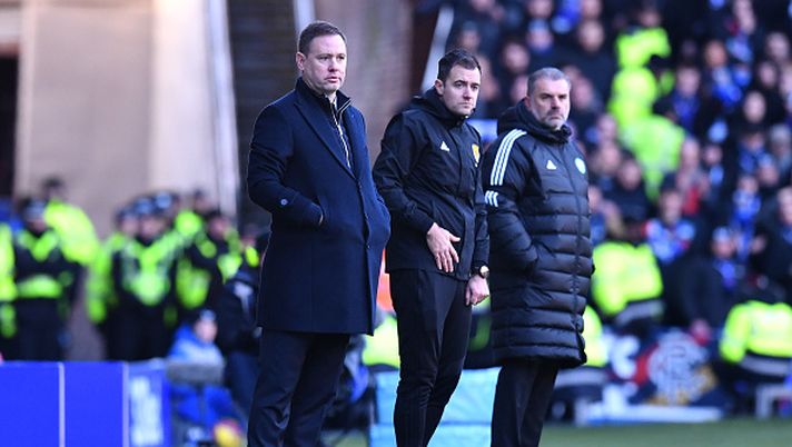 GLASGOW, SCOTLAND - JANUARY 02: Rangers Head Coach / Manager, Michael Beale and Celtic Manager, Ange Postecoglou looks on during the Cinch Scottish Premiership match between Rangers FC and Celtic FC at on January 02, 2023 in Glasgow, Scotland. (Photo by Mark Runnacles/Getty Images) Rangers, il tecnico Beale dopo il derby: “Per il titolo dipende tutto dal Celtic…” - immagine 1