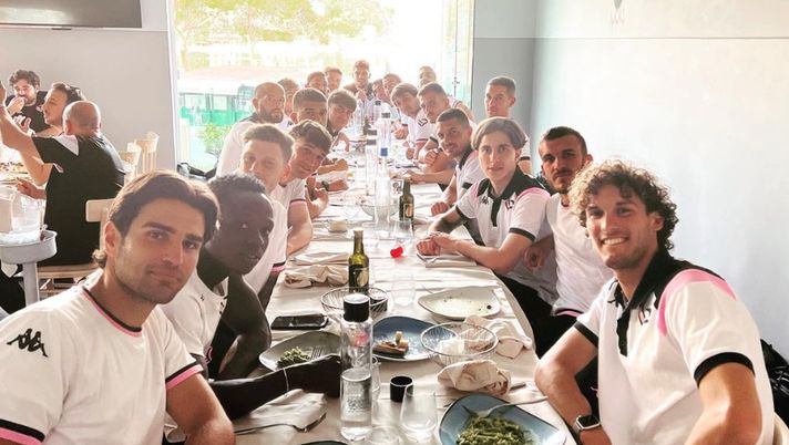 FOTO Palermo, selfie dei giocatori rosanero durante la cena. La carica di Pelagotti  Palermo