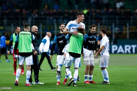 STADIO GIUSEPPE MEAZZA, MILANO, ITALY - 2019/03/31: Sergej Milinkovic-Savic of SS Lazio celebrate with teammates at the end of the Serie A football match between Internazionale Fc and SS Lazio . Ss Lazio wins 1-0 over Internazionale Fc. (Photo by Marco Canoniero/LightRocket via Getty Images) STADIO GIUSEPPE MEAZZA, MILANO, ITALY - 2019/03/31: Sergej Milinkovic-Savic of SS Lazio celebrate with teammates at the end of the Serie A football match between Internazionale Fc and SS Lazio . Ss Lazio wins 1-0 over Internazionale Fc. (Photo by Marco Canoniero/LightRocket via Getty Images)