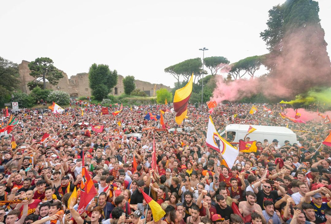Roma, il popolo giallorosso in festa visto dal pullman della squadra – FOTO GALLERY - immagine 72