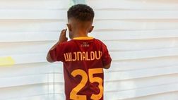 Wijnaldum pubblica una foto del figlio con la maglia della Roma: “Gli sta bene”
