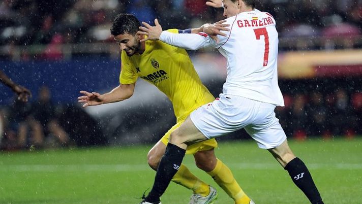 Villarreal's Argentinian defender Mateo Musacchio (L) vies with Sevilla's French forward Kevin Gameiro (R) during the Europa League football match FC Sevilla vs Villarreal CF at the Ramon Sanchez Pizjuan stadium in Sevilla on March 19, 2015.  AFP PHOTO / CRISTINA QUICLER        (Photo credit should read CRISTINA QUICLER/AFP/Getty Images)  Milan, La Gazzetta su Musacchio: “Quando la squadra sbanda, lui è un muro”. E per l’asta… - immagine 1
