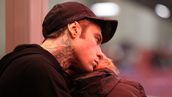 MILAN, ITALY - DECEMBER 02: Fedez attends the Serie A TIM match between AC Milan and Frosinone Calcio at Stadio Giuseppe Meazza on December 02, 2023 in Milan, Italy. (Photo by Sara Cavallini/AC Milan via Getty Images) Rottura con Chiara Ferragni, Fedez: “Accetto le illazioni, i figli la mia priorità” - immagine 1
