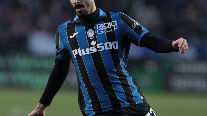 BERGAMO, ITALY - MARCH 13: Davide Zappacosta of Atalanta BC looks on during the Serie A match between Atalanta BC and Genoa CFC at Gewiss Stadium on March 13, 2022 in Bergamo, Italy. (Photo by Emilio Andreoli/Getty Images) Sono già sette gli squalificati per la 30ma giornata di Serie A: non solo Zappacosta - immagine 1