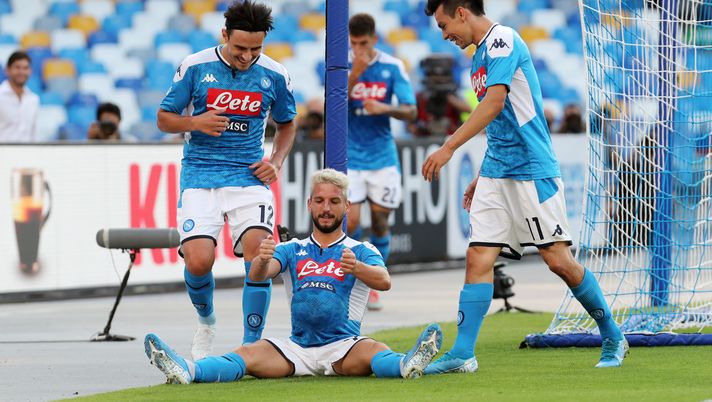 NAPLES, ITALY - SEPTEMBER 14: Dries Mertens of SSC Napoli celebrates after scoring the 1-0 goal with teammates Hirving Lozano and Elif Elmas during the Serie A match between SSC Napoli and UC Sampdoria at Stadio San Paolo on September 14, 2019 in Naples, Italy. (Photo by Francesco Pecoraro/Getty Images) Mertens un vero “ciro” napoletano in attesa di un… Ciro napoletano- immagine 1