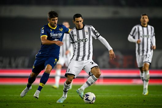 VERONA, ITALY - NOVEMBER 10: Angel Di Maria of Juventus and Miguel Veloso of Hellas Verona during the Serie A match between Hellas Verona and Juventus at Stadio Marcantonio Bentegodi on November 10, 2022 in Verona, Italy. (Photo by Daniele Badolato - Juventus FC/Juventus FC via Getty Images) Juventus