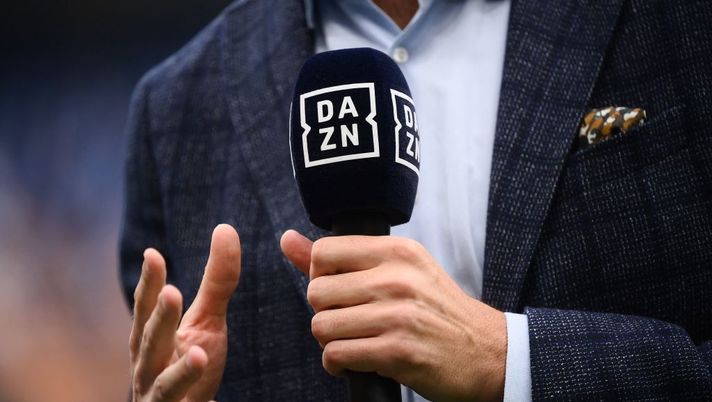 This photograph taken on September 25, 2021 shows a microphone with the logo DAZN, a video streaming service ahead of the Italian Serie A football match between Inter Milan and Atalanta Bergamo at the San Siro stadium in Milan. (Photo by Marco BERTORELLO / AFP) (Photo by MARCO BERTORELLO/AFP via Getty Images) Serie A, ecco tutti gli orari e le date della 35a e della 36a giornata di campionato - immagine 1