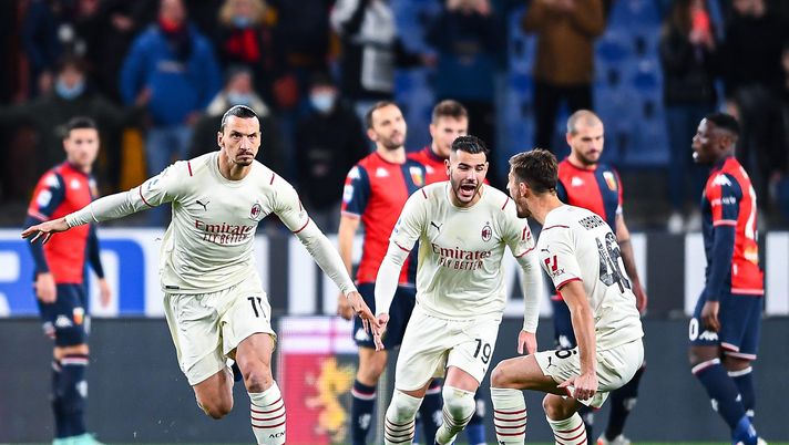 GENOA, ITALY - DECEMBER 1: Zlatan Ibrahimovic of Milan (L) celebrates with his team-mates Theo Hernandez and Matteo Gabbia after scoring a goal on a free-kick during the Serie A match between Genoa CFC and AC Milan at Stadio Luigi Ferraris on December 1, 2021 in Genoa, Italy. (Photo by Getty Images) Milan, Ibra è pronto a riprendersi la scena. Theo va KO - immagine 1