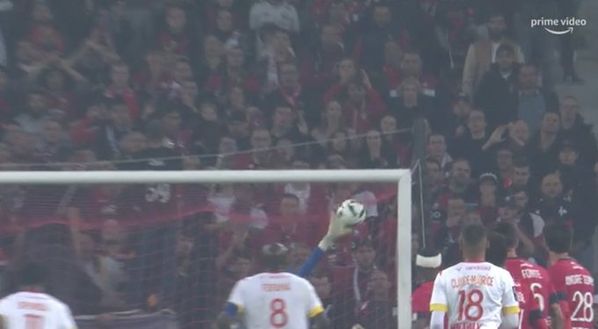 Mike Maignan fa vincere il derby al Lille: il portiere Chevalier “Mi ha chiamato e mi ha dato carica”- immagine 2