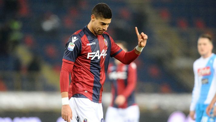 BOLOGNA, ITALY - FEBRUARY 04: Adam Masina # 25 of Bologna FC reacts after being sent off during the Serie A match between Bologna FC and SSC Napoli at Stadio Renato Dall'Ara on February 4, 2017 in Bologna, Italy. (Photo by Mario Carlini / Iguana Press/Getty Images) Bologna, ufficiale: addio a Masina, va al Watford. E ora possibile scambio con l’Udinese - immagine 1