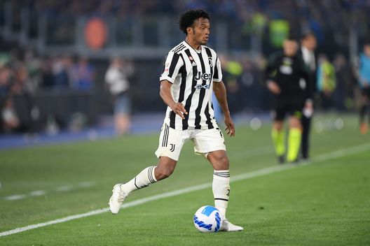 ROME, ITALY - MAY 11: Juan Cuadrado of Juventus during the Coppa Italia Final match between Juventus and FC Internazionale at Stadio Olimpico on May 11, 2022 in Rome, Italy. (Photo by Francesco Pecoraro/Getty Images) Cuadrado, amore con la Juventus finito: addio imminente- immagine 2