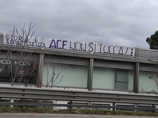 FOTO VN – Nuovo striscione sul logo: “Storia e appartenenza: ACF non si tocca” - immagine 1