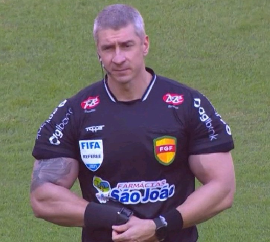 E' BRASILIANO L'ARBITRO WRESTLER
