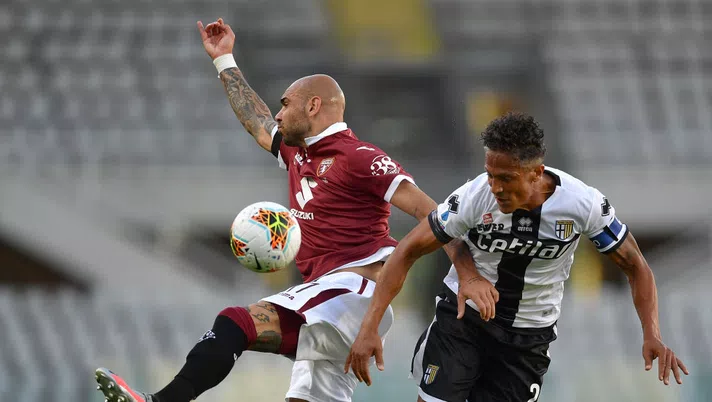 TURIN, ITALY - JUNE 20:  Simone Zaza (L) of Torino FC clashes with Bruno Alves of Parma Calcio during the Serie A match between Torino FC and  Parma Calcio at Stadio Olimpico di Torino on February 23, 2020 in Turin, Italy.  (Photo by Valerio Pennicino/Getty Images)