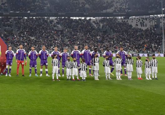 TURIN, ITALY - APRIL 20: Juventus' and ACF Fiorentina players line up prior to the Coppa Italia Semi Final 2nd Leg match between Juventus FC v ACF Fiorentina at Allianz Stadium on April 20, 2022 in Turin, Italy. (Photo by Daniele Badolato - Juventus FC/Juventus FC via Getty Images) Galbiati: “Ecco dove Allegri è stato superiore a Italiano ieri sera”- immagine 2