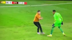 VIDEO / Lanciano al portiere un bicchiere di birra, poi l’invasione: partita sospesa