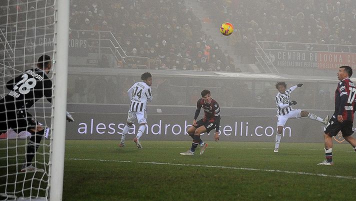 BOLOGNA, ITALY - DECEMBER 18: Juan Cuadrado of Juventus scores his team's second goal during the Serie A match between Bologna FC and Juventus at Stadio Renato Dall'Ara on December 18, 2021 in Bologna, Italy. (Photo by Mario Carlini / Iguana Press/Getty Images) Ave Mou e la classe operaia di Max - immagine 1