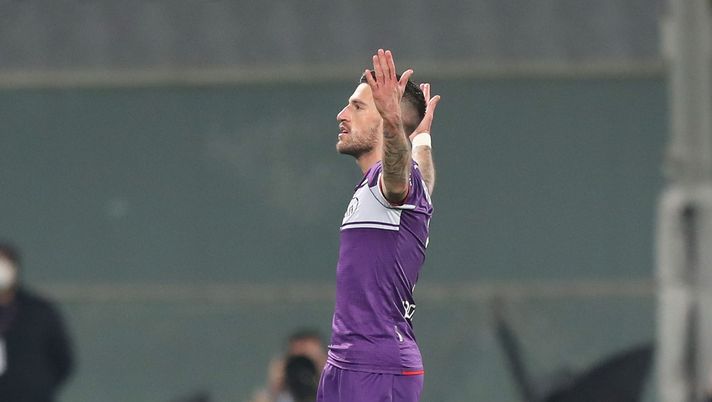 FLORENCE, ITALY - JANUARY 17: Cristiano Biraghi of ACF Fiorentina celebrates after scoring a goal during the Serie A match between ACF Fiorentina and Genoa CFC at Stadio Artemio Franchi on January 17, 2022 in Florence, Italy. (Photo by Gabriele Maltinti/Getty Images) Biraghi: “E’ servito tempo, ma ora i tifosi mi amano. Stiamo crescendo tanto” - immagine 1
