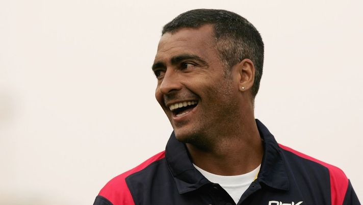 GOSFORD, AUSTRALIA - NOVEMBER 25: Romario of Adelaide United looks at the field before the start of play in the round fourteen Hyundai A-League match between the Central Coast Mariners and Adelaide United at Bluetongue Central Coast Stadium November 25, 2006 in Gosford, Australia. (Photo by Mark Kolbe/Getty Images) Romario: “Io festaiolo? Mai saltato un allenamento, In politica per mia figlia, ha la sindrome di down” - immagine 1