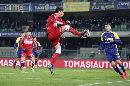 VERONA, ITALY - DECEMBER 22: Dusan Vlahovic of ACF Fiorentina in action during the Serie A match between Hellas Verona and ACF Fiorentina at Stadio Marcantonio Bentegodi on December 22, 2021 in Verona, Italy. (Photo by Giuseppe Cottini/Getty Images) L’Arsenal le prova tutte: offerta da capogiro a Vlahovic (e all’agente)- immagine 2