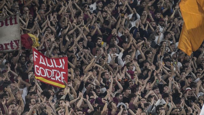 ROME, ITALY - OCTOBER 23: AS Roma fans during the Serie A match between AS Roma and SSC Napoli at Stadio Olimpico on October 23, 2022 in Rome, Italy. (Photo by Fabio Rossi/AS Roma via Getty Images) roma napoli cori razzisti