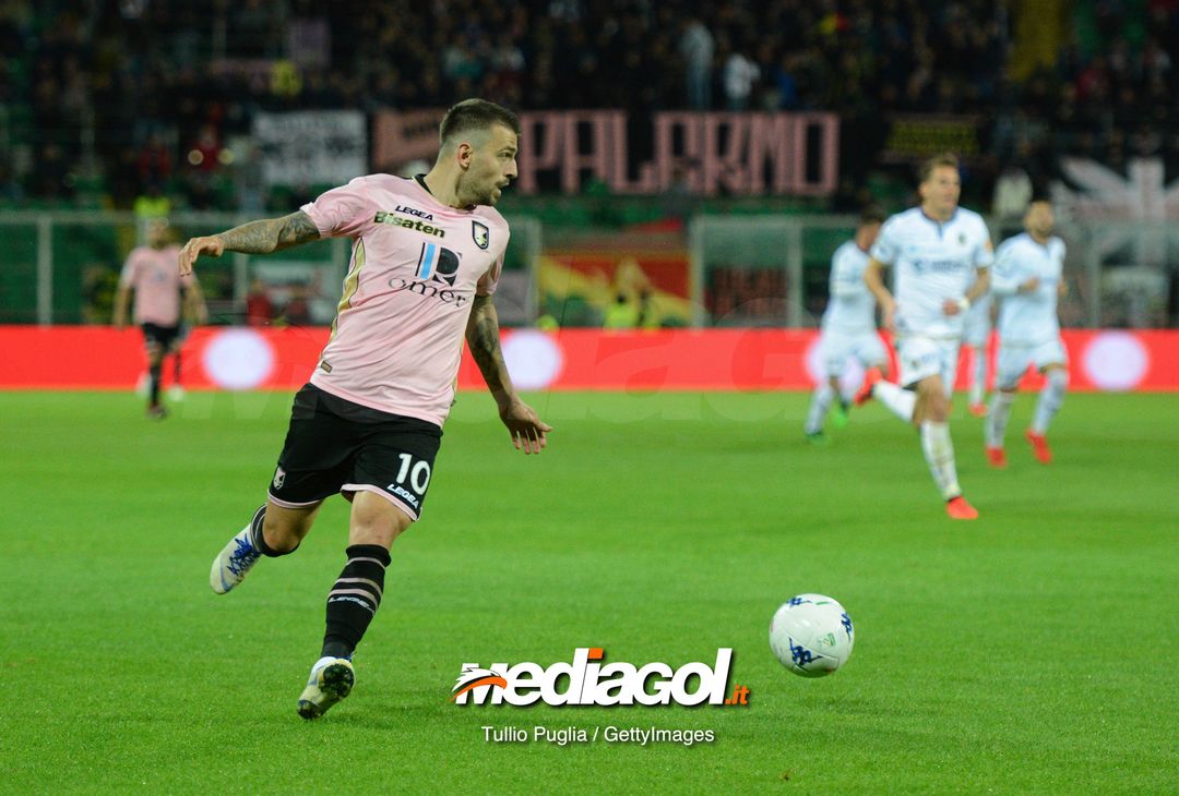  PALERMO, ITALY - APRIL 08: Aleksandar Trajkovski of Palermo in action during the Serie B match between US Citta di Palermo and Hellas Verona at Stadio Renzo Barbera on April 08, 2019 in Palermo, Italy. (Photo by Getty Images/Getty Images)  