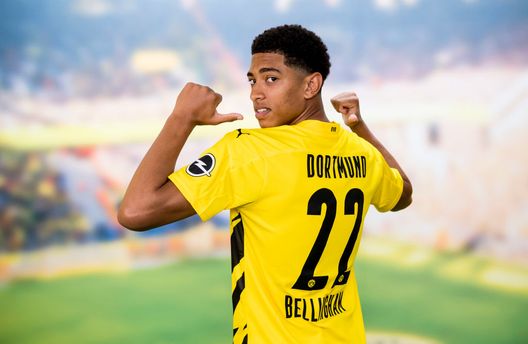 DORTMUND, GERMANY - JULY 16: Jude Bellingham poses after he signed a contract with Borussia Dortmund on July 16, 2020 in Dortmund, Germany. As the club announced today, Monday 20 July, 2020, the 17-year-old Englishman has signed a long-term contract with Borussia Dortmund. (Photo by Alexandre Simoes/Borussia Dortmund via Getty Images) Bellingham fra campo e futuro: “Non sento né soffro la pressione, so quello che voglio e come ottenerlo” - immagine 1