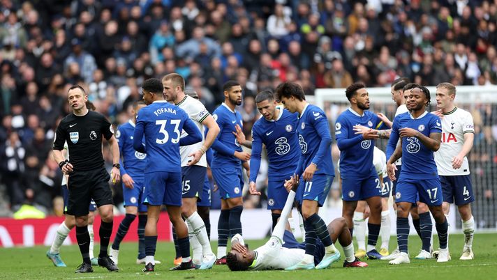LONDON, ENGLAND - FEBRUARY 26: Referee Stuart Attwell reacts as Emerson of Tottenham Hotspur holds his face after clashing with Hakim Ziyech (not pictured) of Chelsea during the Premier League match between Tottenham Hotspur and Chelsea FC at Tottenham Hotspur Stadium on February 26, 2023 in London, England. (Photo by Catherine Ivill/Getty Images London derby, il Times: “I giocatori non capivano fosse un derby” - immagine 1