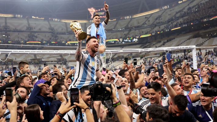 LUSAIL CITY, QATAR - DECEMBER 18: Lionel Messi of Argentina celebrates with teammates and the FIFA World Cup Qatar 2022 Winner's Trophy after the team's victory during the FIFA World Cup Qatar 2022 Final match between Argentina and France at Lusail Stadium on December 18, 2022 in Lusail City, Qatar. (Photo by Clive Brunskill/Getty Images) “Il più piccolo sarà il più grande”: Orban scomoda la Bibbia per parlare di Leo Messi… - immagine 1