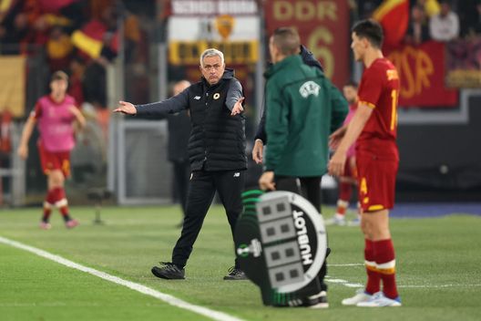 ROME, ITALY - MAY 05: Jose Mourinho, Head Coach of AS Roma reacts during the UEFA Conference League Semi Final Leg Two match between AS Roma and Leicester City at Stadio Olimpico on May 05, 2022 in Rome, Italy. (Photo by Julian Finney/Getty Images) Mourinho, altro che Fiorentina: il portoghese assiste all’ATP di Roma- immagine 2