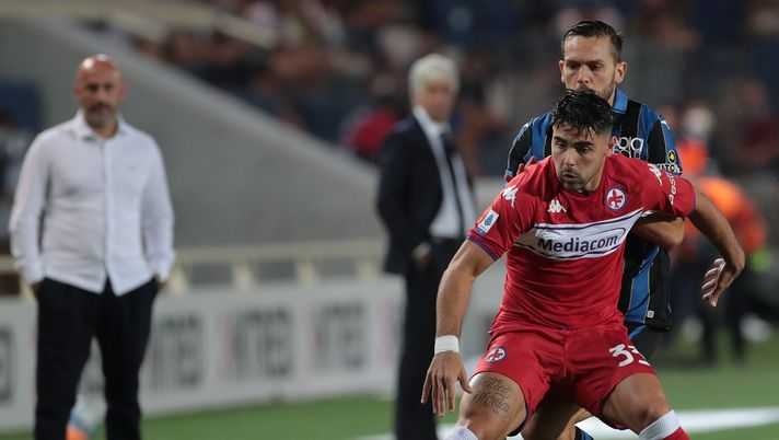 BERGAMO, ITALY - SEPTEMBER 11: Riccardo Sottil of ACF Fiorentina competes for the ball with Rafael Toloi of Atalanta BC during the Serie A match between Atalanta BC and ACF Fiorentina at Gewiss Stadium on September 11, 2021 in Bergamo, Italy. (Photo by Emilio Andreoli/Getty Images) 