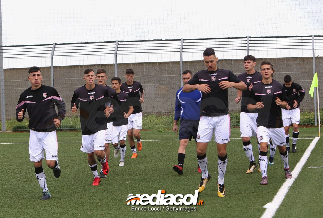  CAGLIARI, ITALY - MAY 05: the players of Palermo U19 in heating  during the Primavera 1 match between Cagliari Calcio U19 and US Citta di Palermo U19 at Stadio Renato Raccis on May 5, 20188.  (Photo by Enrico Locci/Getty Images) 